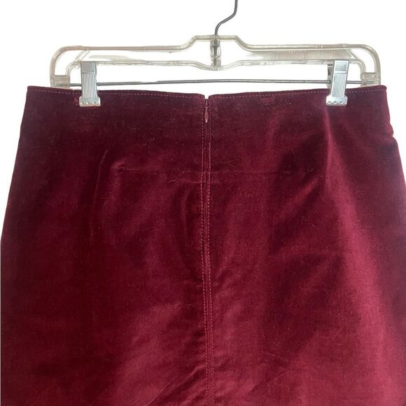 Gap maroon velvet mini skirt. Size 2 - Picture 5 of 8